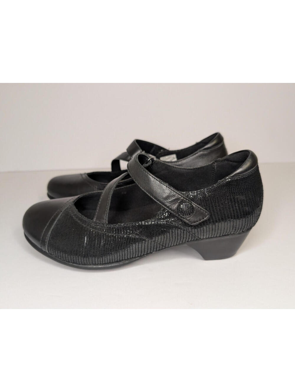 Aravon Leather Black Casual  Heels 1.5”Womens US Size 9.5 Cross Strap Mary Jane